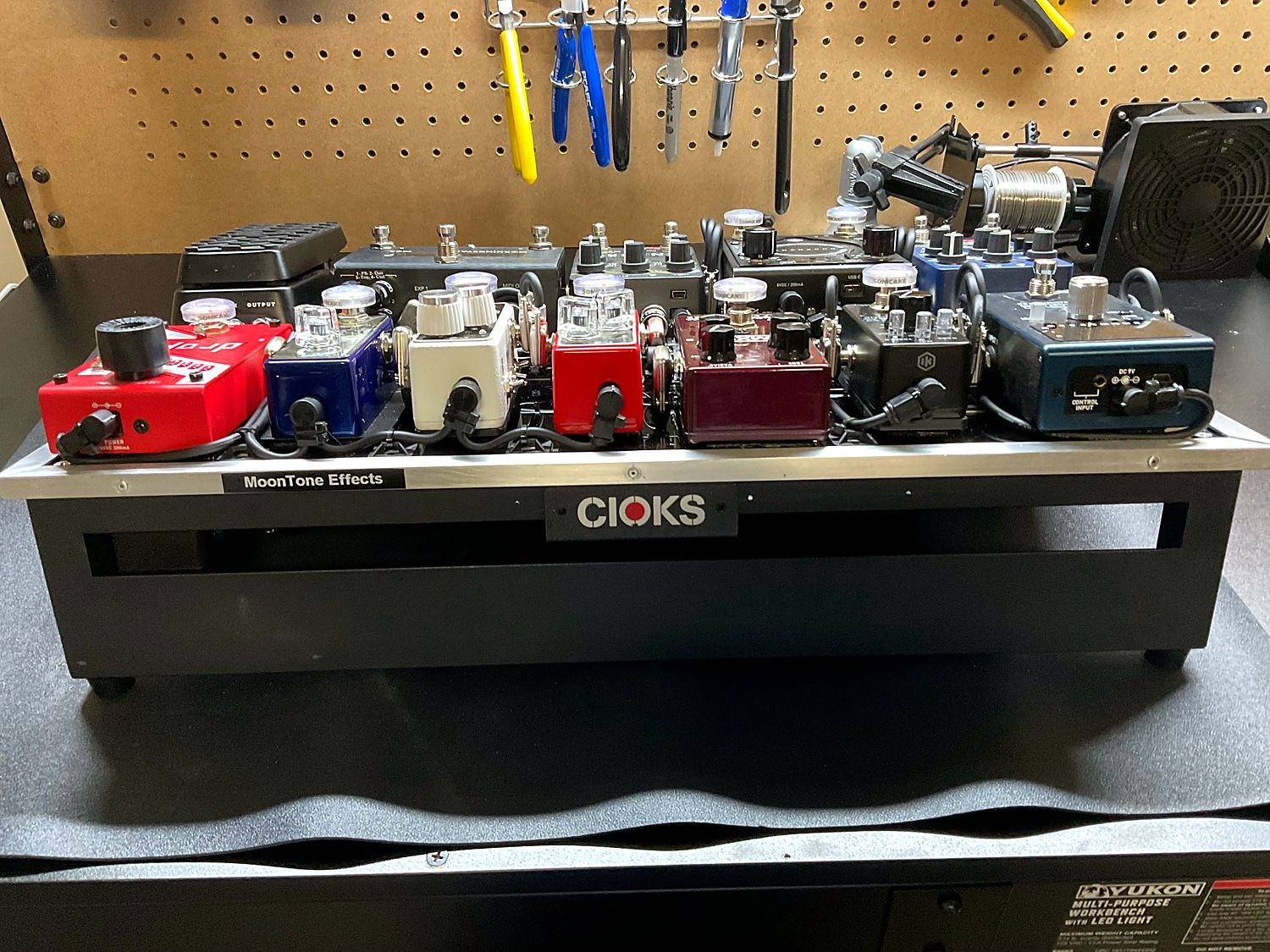 The Patriot pedalboard from the front